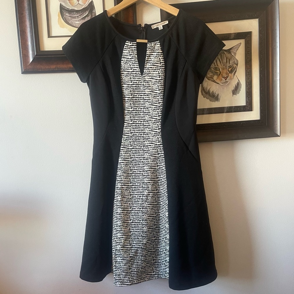 Sandra Darren Dress Womens 10 Black White Gold Trim Keyhole Midi Short Sleeve